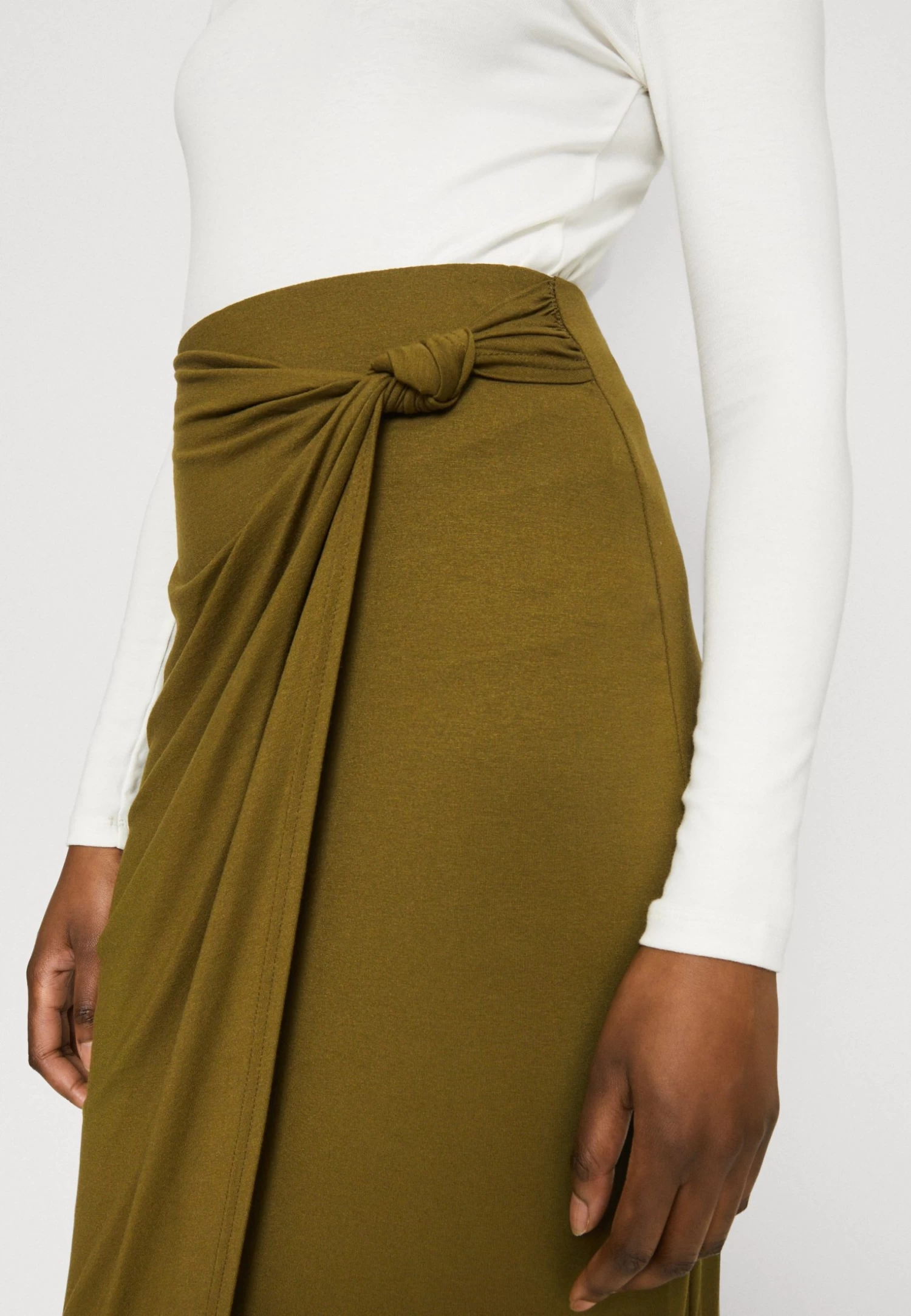 Anna Field Front Knot Midi Skirt - Falda De Tubo - Khaki 6 Anna Field Front Knot Midi Skirt - Falda De Tubo - Khaki - Imagen 6